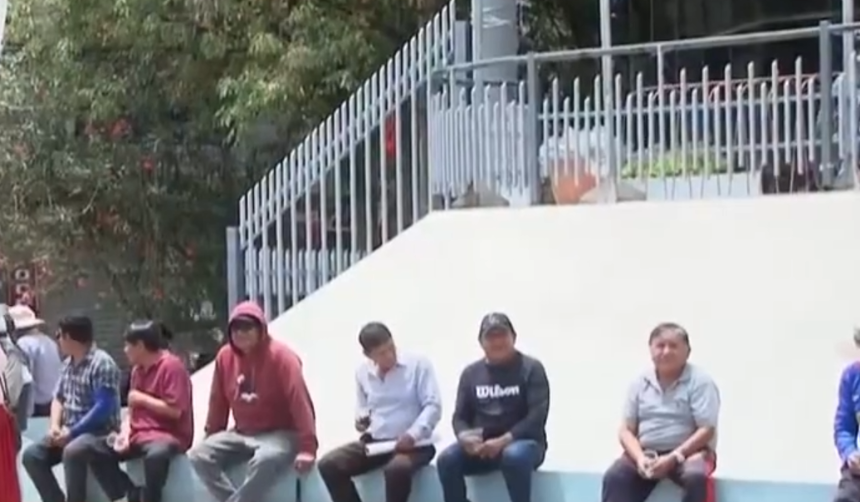 Transportistas cercaron la Alcaldía de Colcapirhua y al menos tres funcionarios treparon las rejas para salir