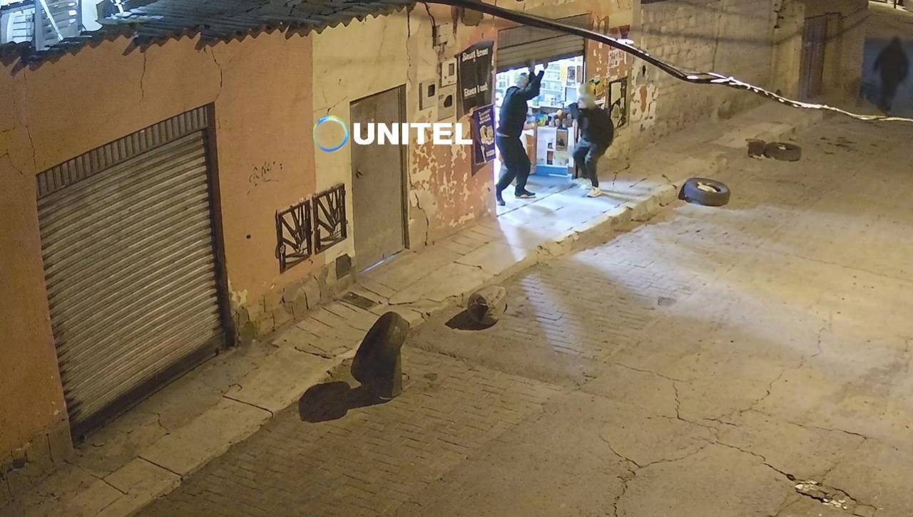 Video: Grupo armado irrumpe en una tienda de La Paz y roba Bs 50.000 de los ahorros de una familia