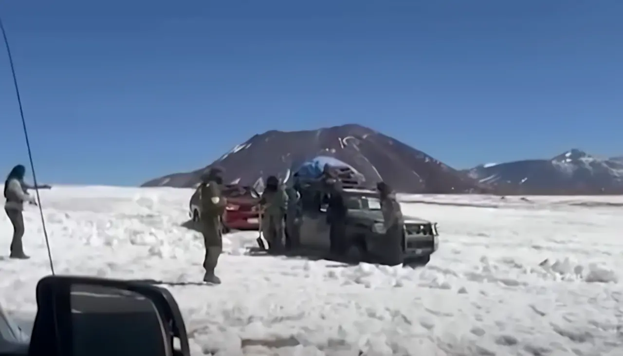 Video: Así fueron detenidos cinco policías en la frontera con Chile, acusados de tráfico de drogas y tenencia de armas