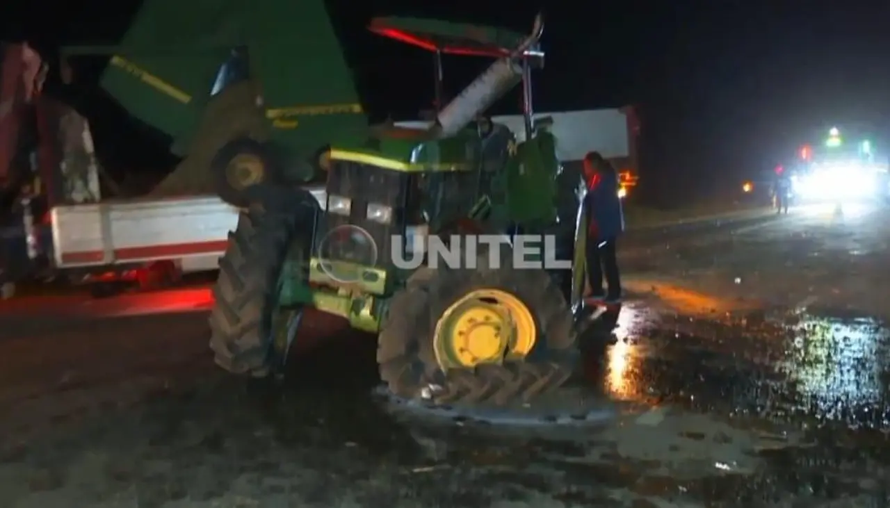 Un niño muere en un choque entre un camión y un tractor que quedaron volcados por el impacto