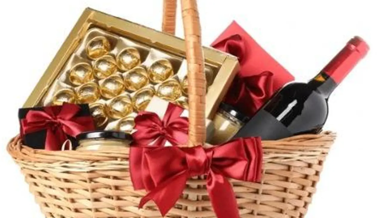 ¿El mejor canastón? trabajadora encontró boletos de avión para un destino paradisiaco 