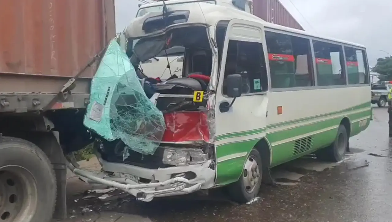 Aparatoso accidente entre un micro, un minibús y un camión en La Guardia deja heridos