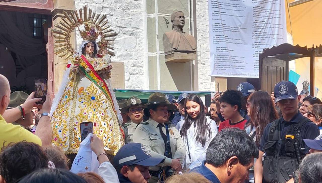 Quillacollo de fiesta: Cientos de feligreses bailan en la entrada y otros visitan el templo de Urkupiña
