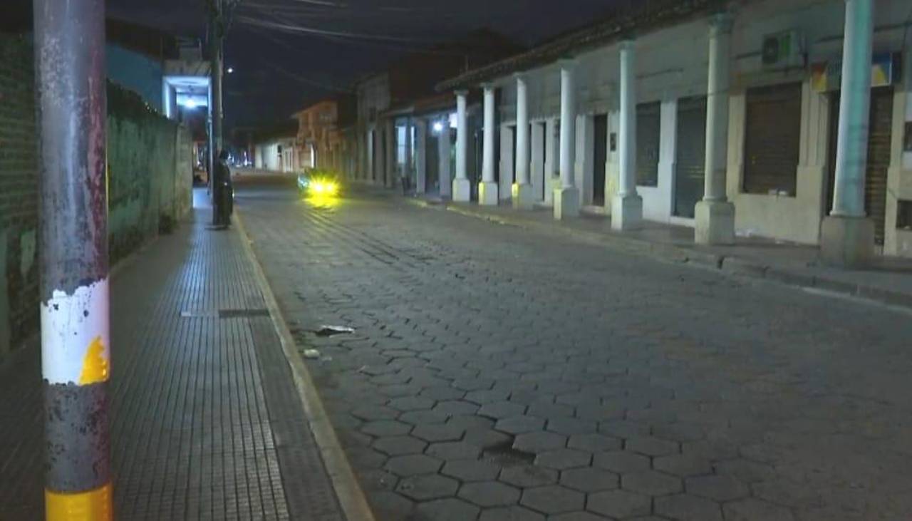 Un hombre es apuñalado en el centro cruceño y sufre heridas en la espalda y piernas
