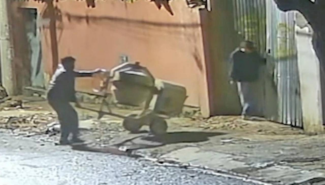 Video: Delincuentes son captados llevándose una mezcladora y otros objetos de una construcción