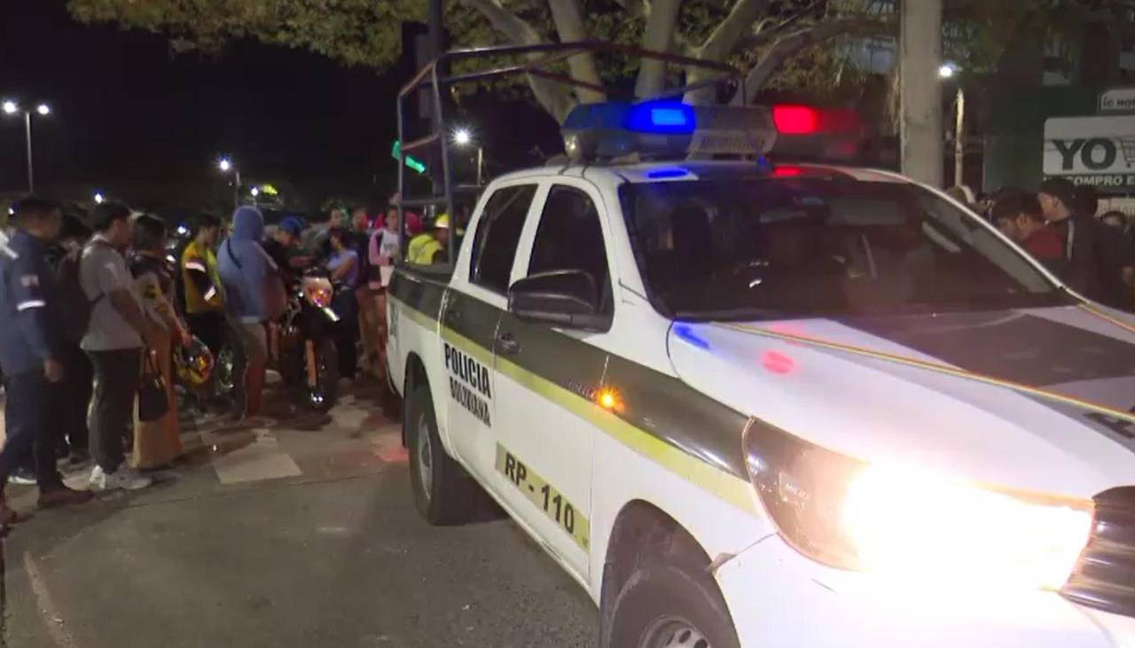 Un motociclista que circulaba a alta velocidad cae al pavimento y fallece; tenía el casco en el brazo