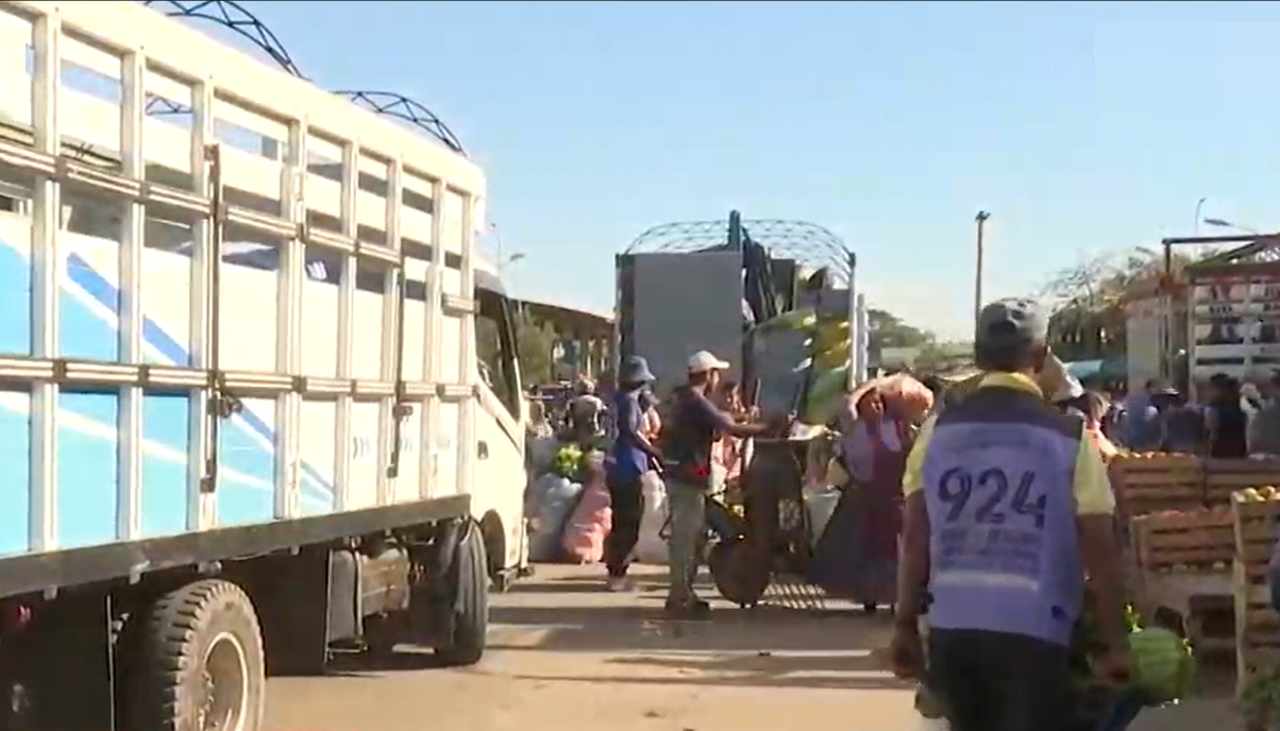 Falta de diésel ocasiona retrasos en el abastecimiento de frutas y verduras en mercados cruceños