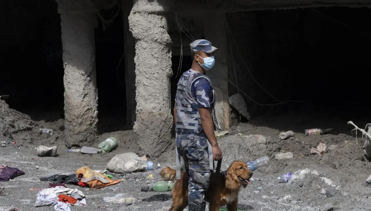 El “hombre de los túneles” busca vida bajo tierra 13 días después de la riada en Nepal