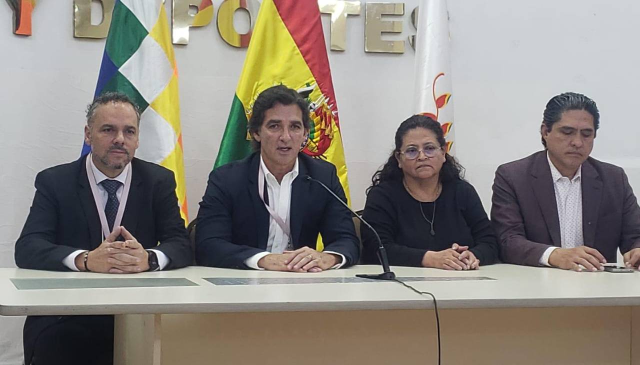 Saavedra se reúne con ministra de Salud para coordinar recursos humanos y equipamiento