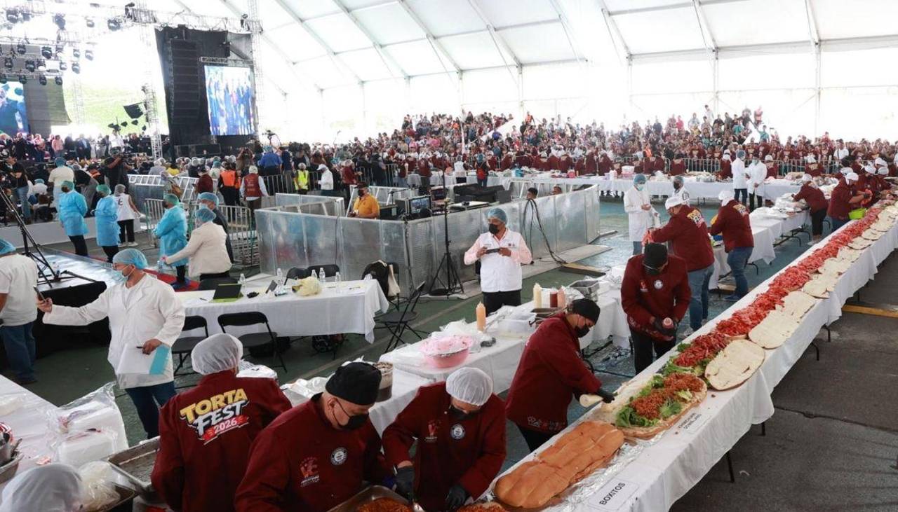 Una torta de 1,5 toneladas conquista un récord Guinness en México