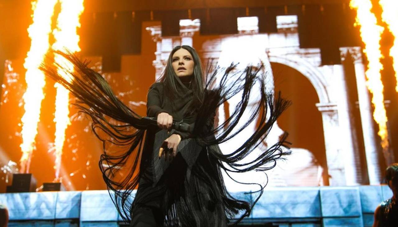 “Los de la primera fila pagan mucho, pero no se saben las canciones”: Así cuestiona Laura Pausini a los fans 