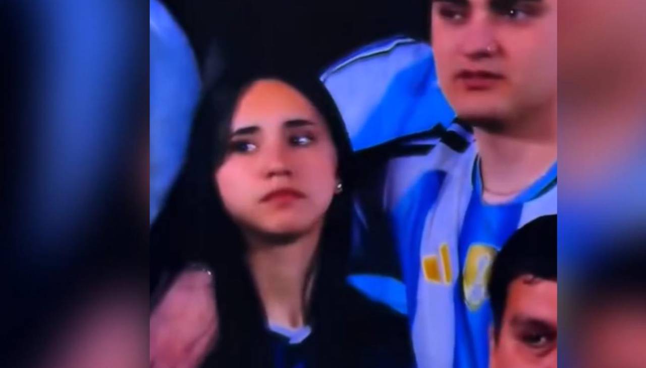 ¡Date cuenta!: El incómodo momento de una pareja durante la despedida de Messi que se volvió viral