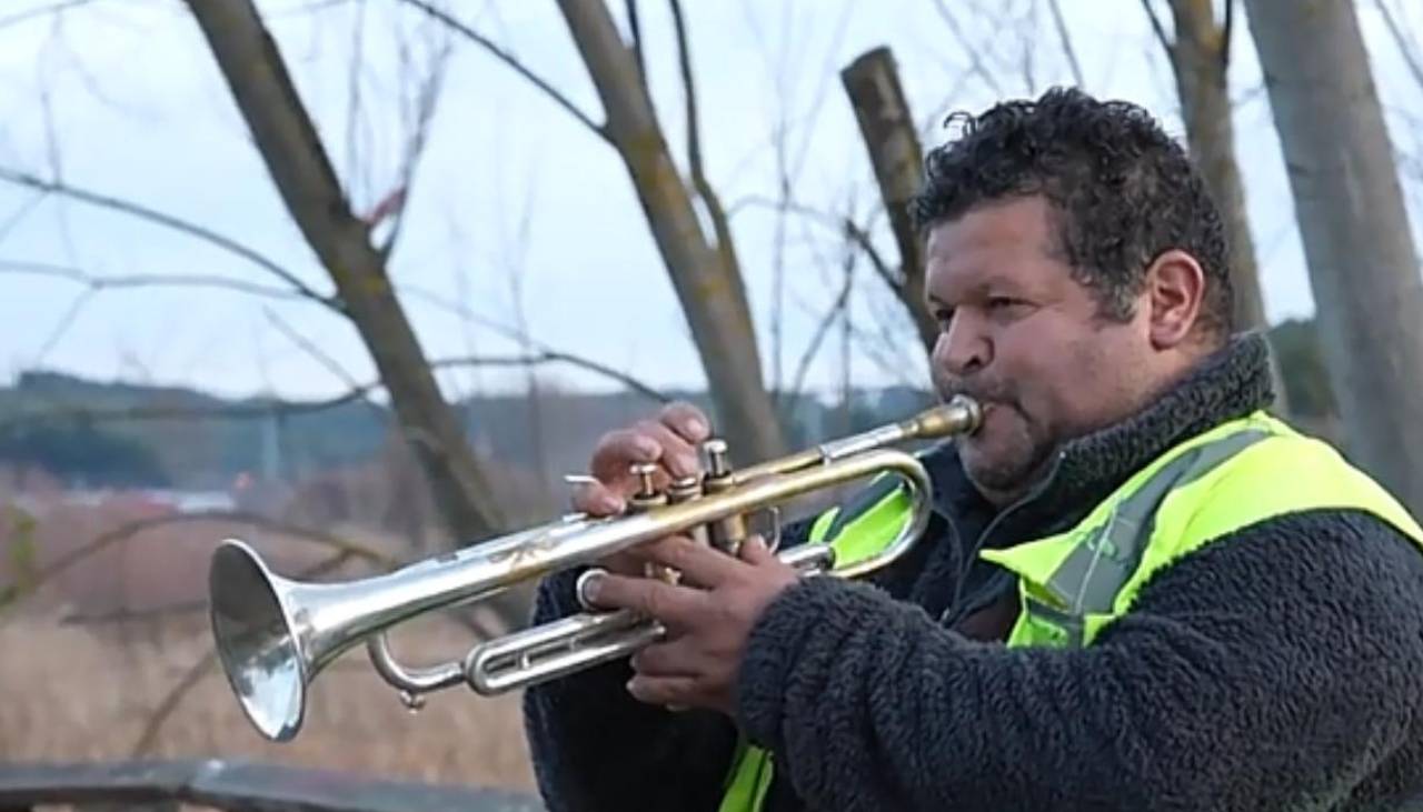 Video: Recolector de basura sorprende en las calles con su talento para tocar la trompeta 