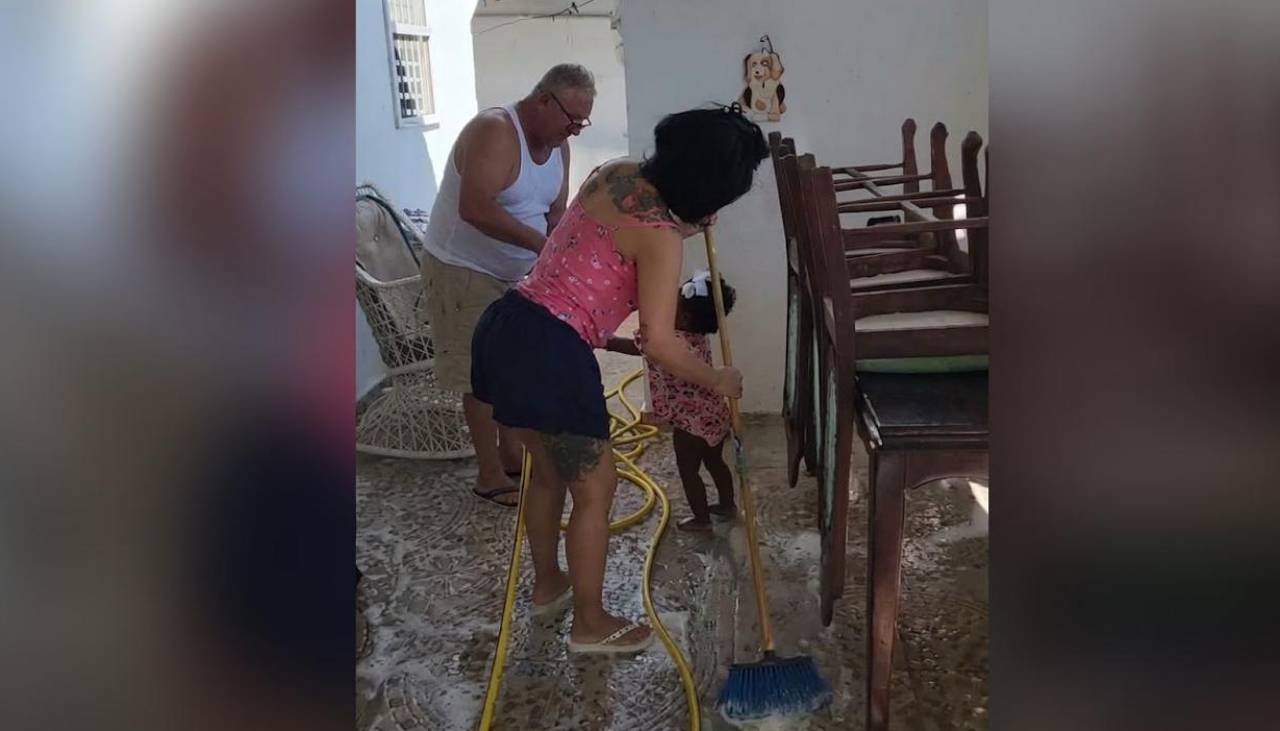 Video: La rapera Cardi B sorprende al barrer y lavar el piso junto a su familia