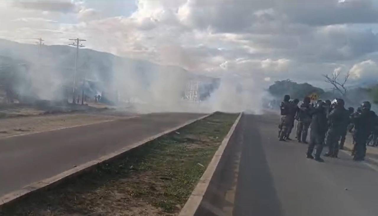 Tras destrozos en estación policial y repliegue de efectivos, se reinstala bloqueo en Mairana