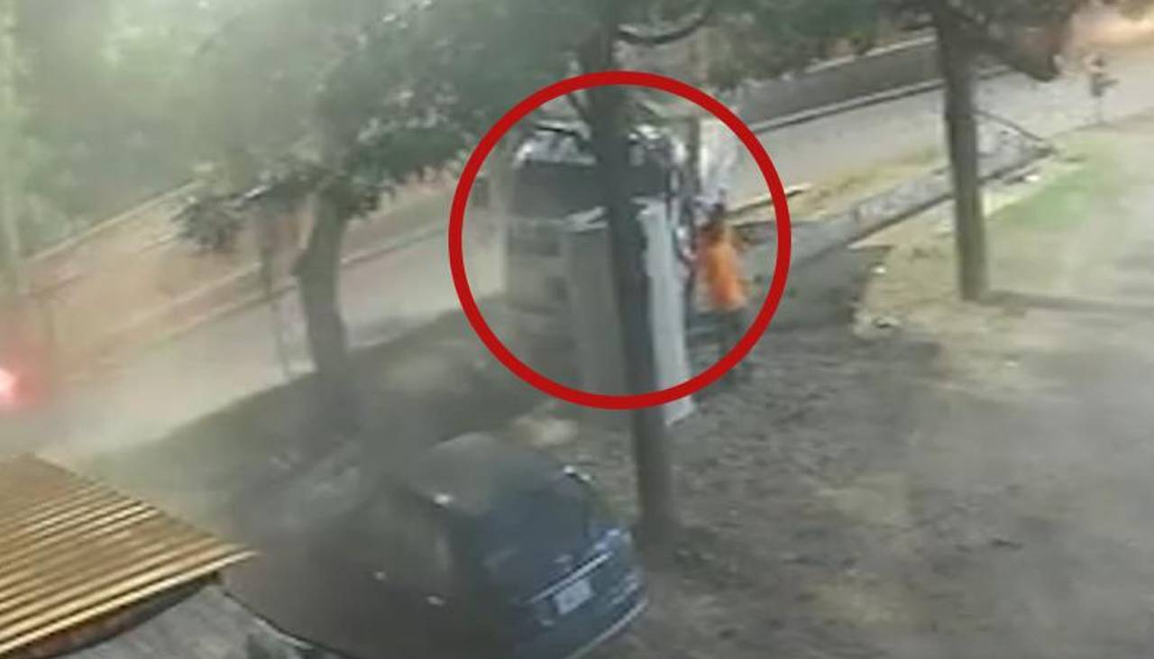 Salen a la luz videos del momento en el que una volqueta choca con una estructura y causa la muerte del conductor