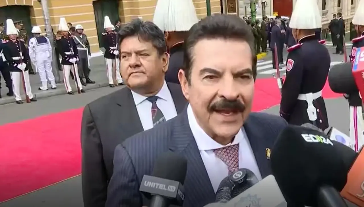 “Estoy seguro que van a haber cambios”, dice Reyes Villa a su llegada a Plaza Murillo para la posesión de Paz