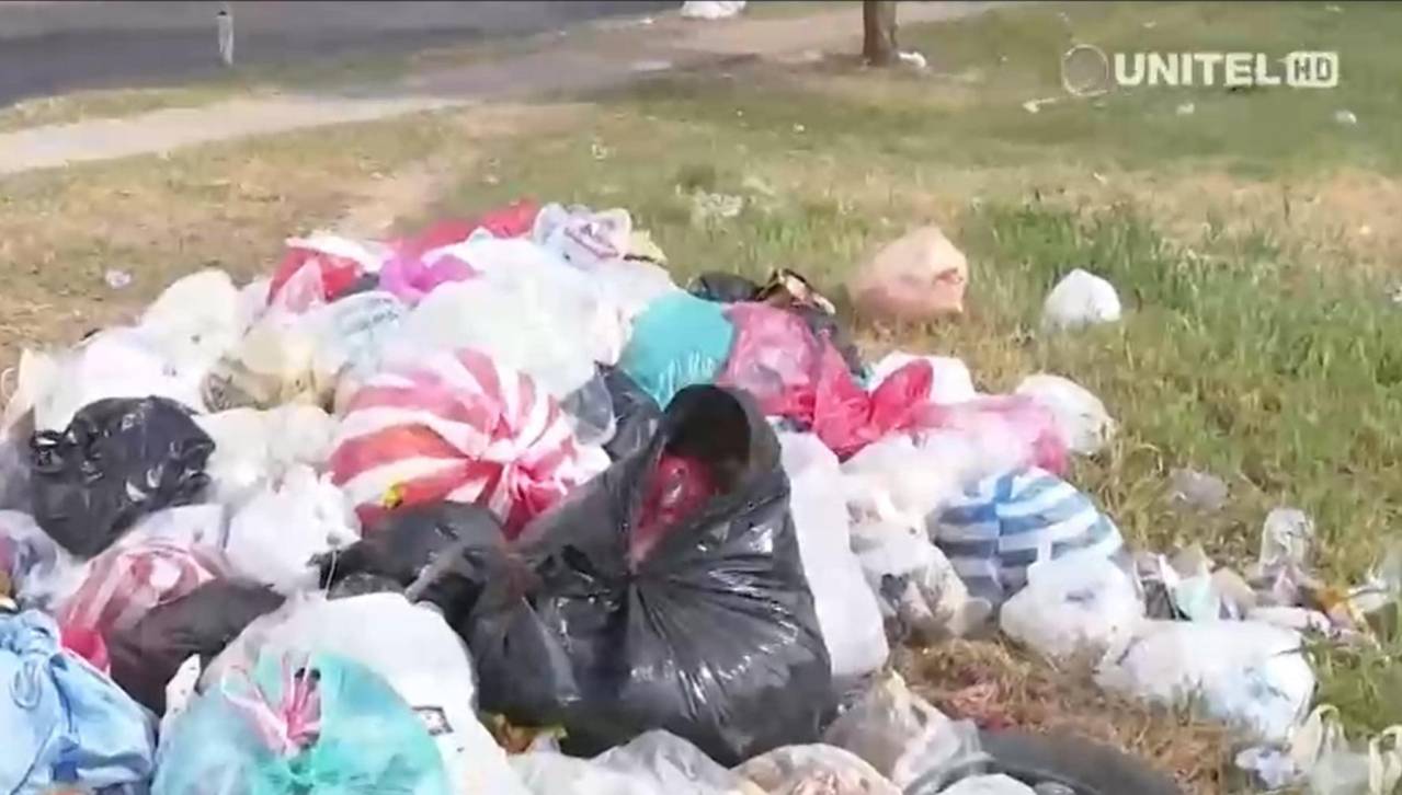 La basura se acumula en las calles tras la celebración de Año Nuevo en Santa Cruz