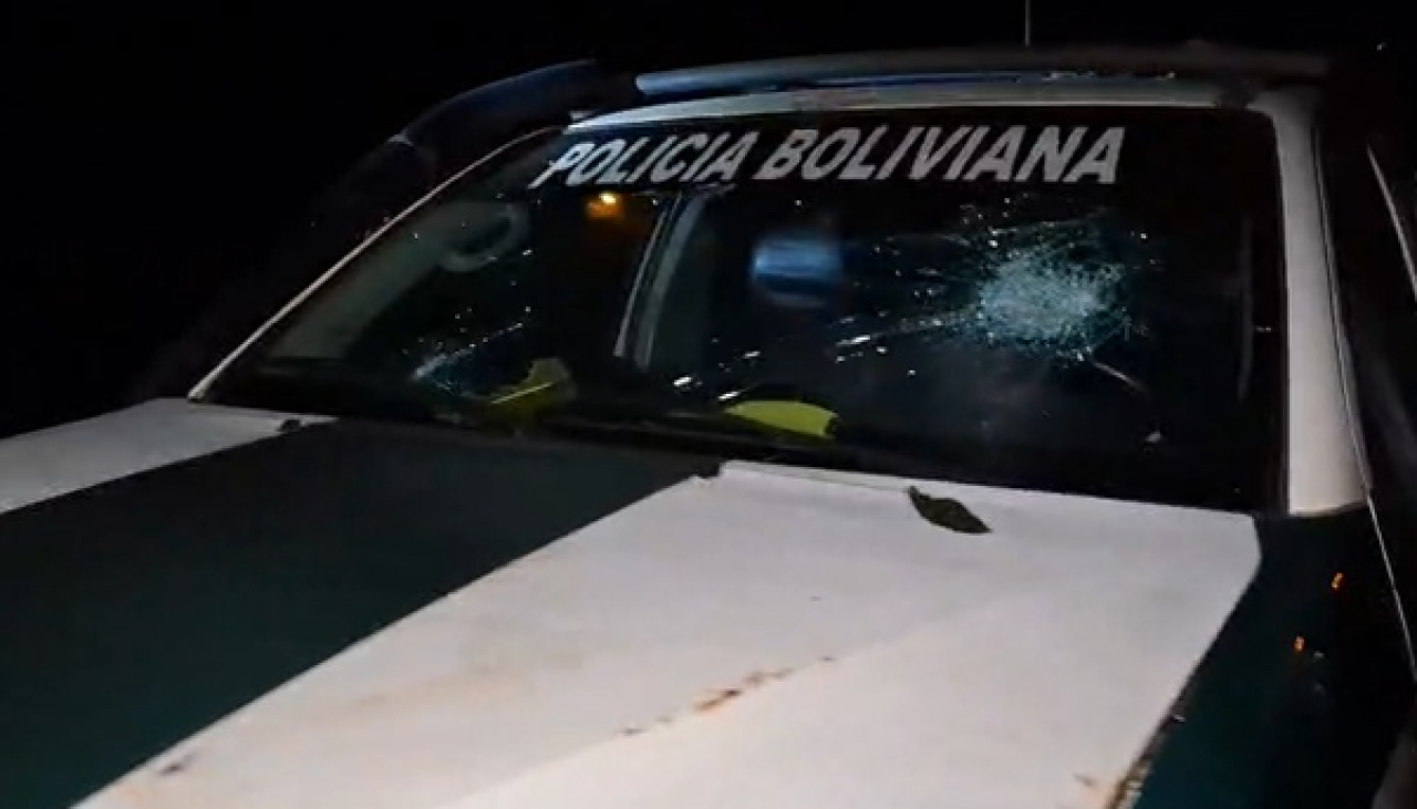 Una turba hace huir a los policías de Yapacaní y provoca destrozos en el comando