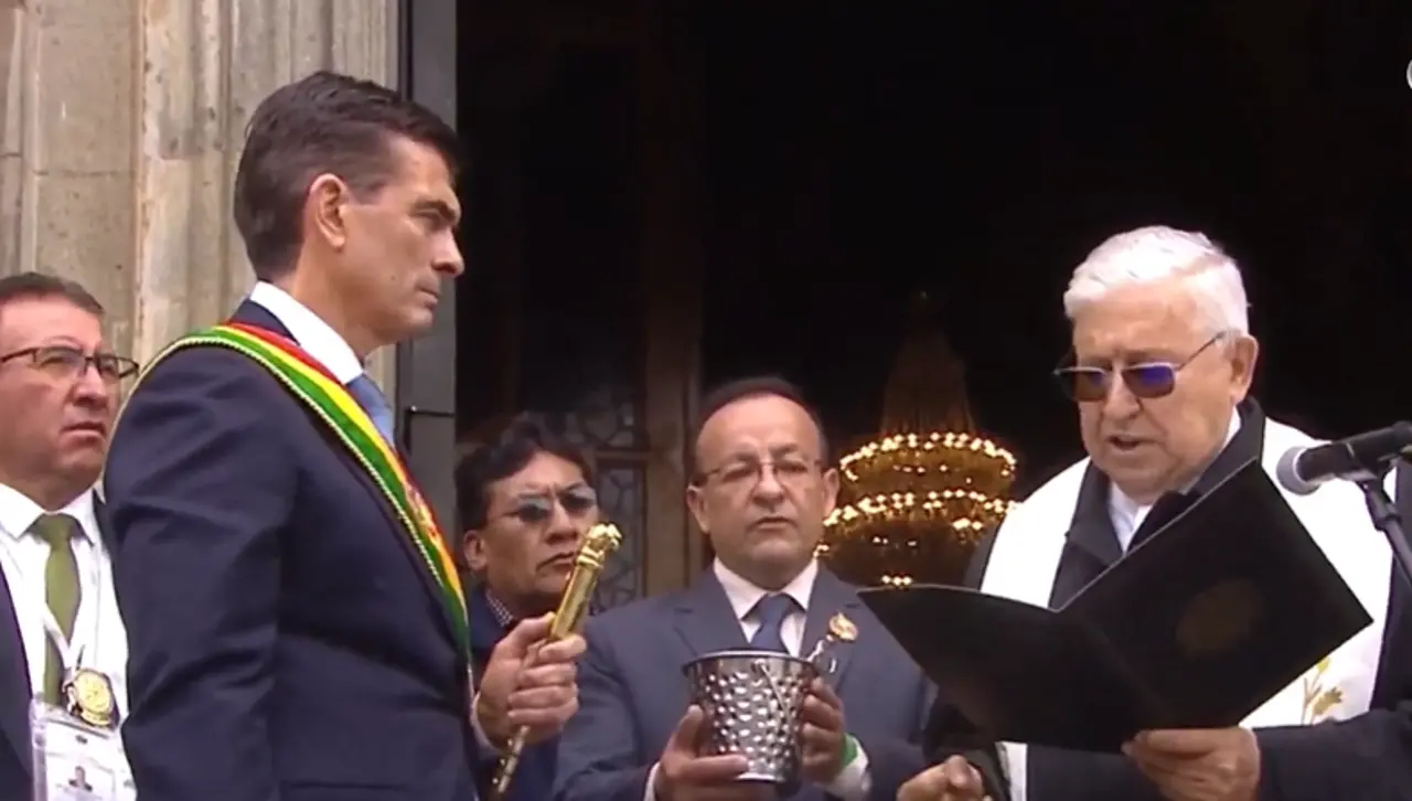 Rodrigo Paz recibe los bastones de mando político, militar, policial y espiritual