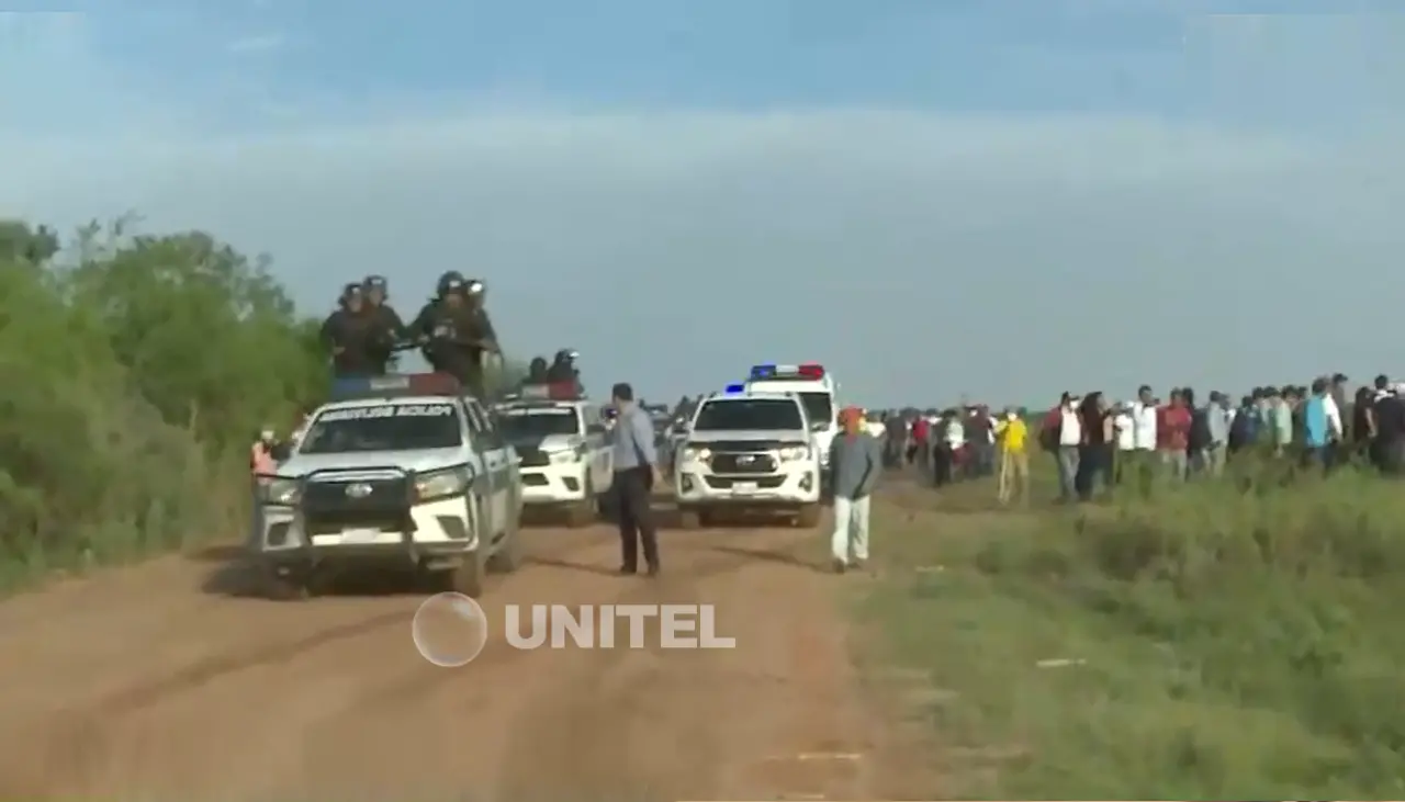 Policía y vecinos autoconvocados llegan al predio avasallado en Montero y encapuchados se retiran de la zona