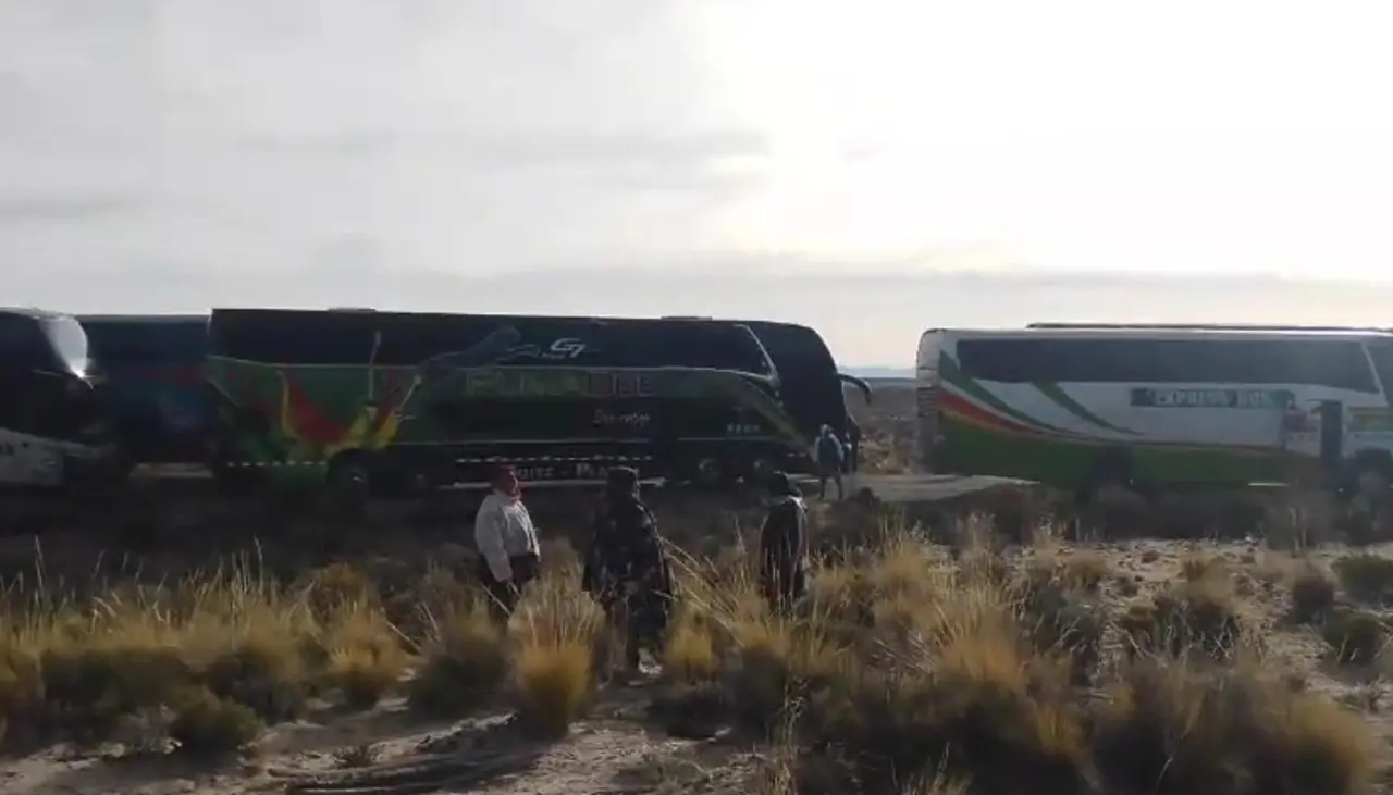 Oruro: Bloquean en Orinoca y cierran la ruta alterna hacia el sur del país