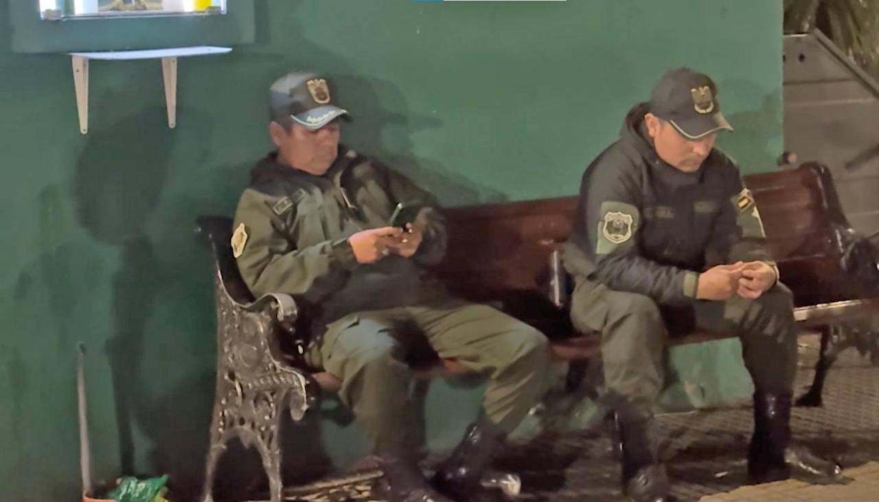 Acusan a dos policías por extorsión de Bs 5.000 en una comisaría de Santa Cruz
