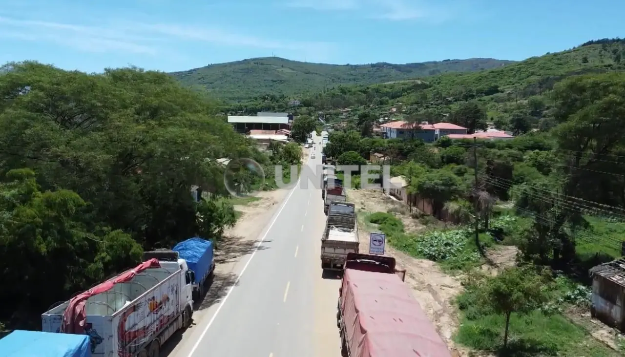 Camiones varados en el ingreso de Samaipata tras cierre de vía por rotura de ducto de gas