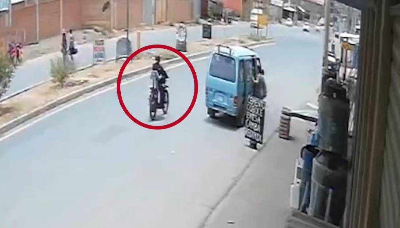 Video: Niño quedó en terapia intensiva tras ser atropellado por un motociclista, que huyó tras el hecho