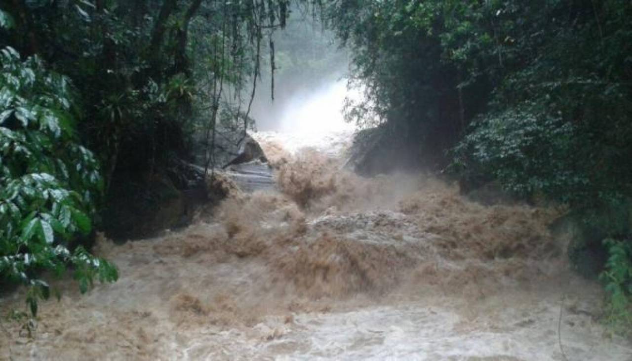 Buscan a la mujer que fue arrastrada por el río en Caranavi cuando buscaba oro