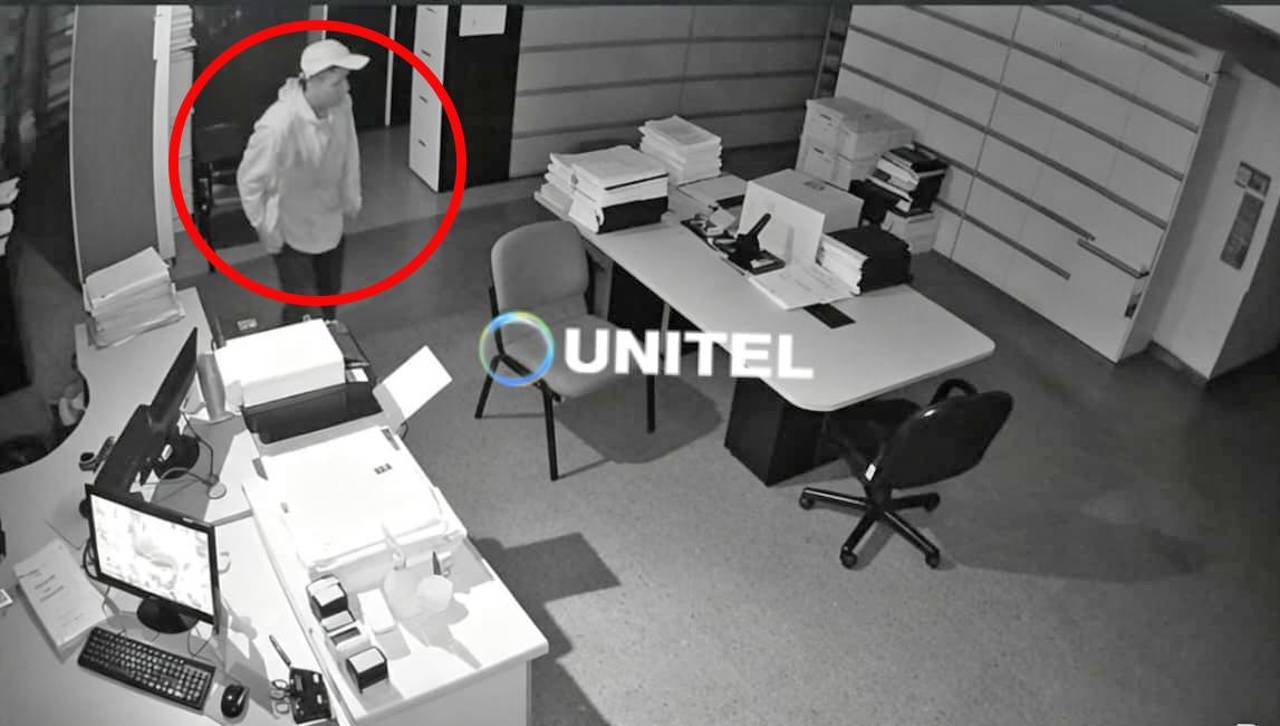 Cámaras registraron a un hombre al interior de una oficina de una entidad financiera de Santa Cruz
