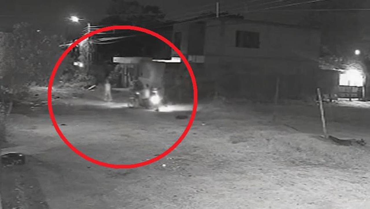 Cámaras graban el atraco a una joven universitaria; dos delincuentes apuntan con un arma a la víctima