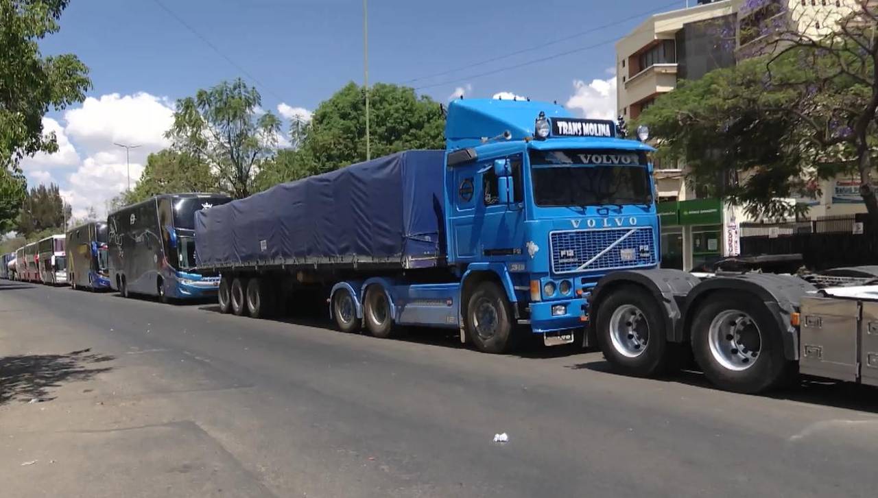Crisis de combustible: las filas siguen en La Paz y Cochabamba, mientras que en Santa Cruz la espera de carga es menor