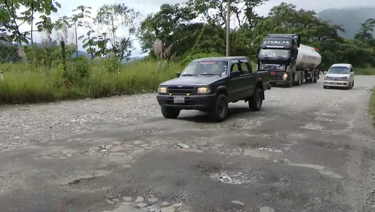 Grandes baches y hundimientos en la ruta nueva Cochabamba – Santa Cruz generan un riesgo para los conductores