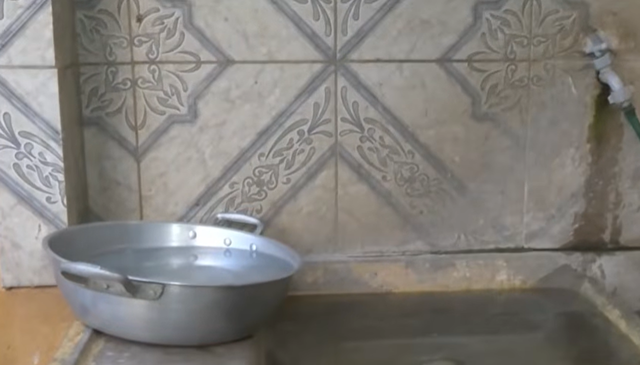 Restituyen servicio de agua en más de 10 barrios cruceños, pero vecinos advierten que la solución es temporal