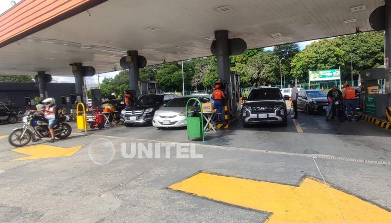 YPFB se compromete a normalizar la distribución de combustible hasta este sábado en Santa Cruz