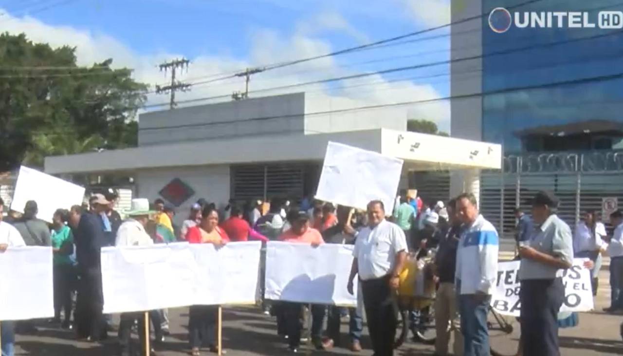 “Se rompió el diálogo”: Transporte cruceño abandona reunión con YPFB en la que se trataba la falta de combustible 