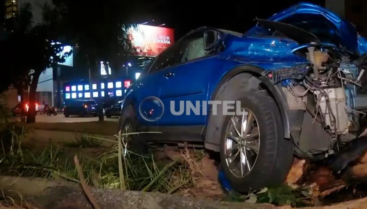 Conductor se sube a un camellón e impacta contra dos árboles en la zona noroeste de Santa Cruz de la Sierra