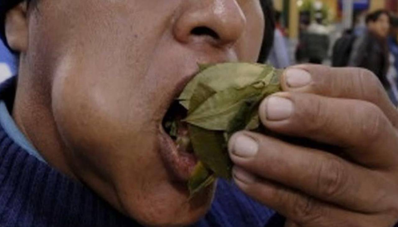 Hombre muere atragantado con un bolo de coca tras caer en vía pública en El Alto, reporta la Policía 