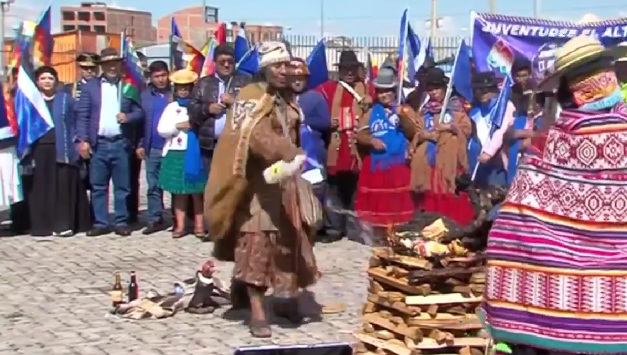 Con una ofrenda, Arce celebra con la nueva dirigencia del MAS el aval del TSE para Grover García