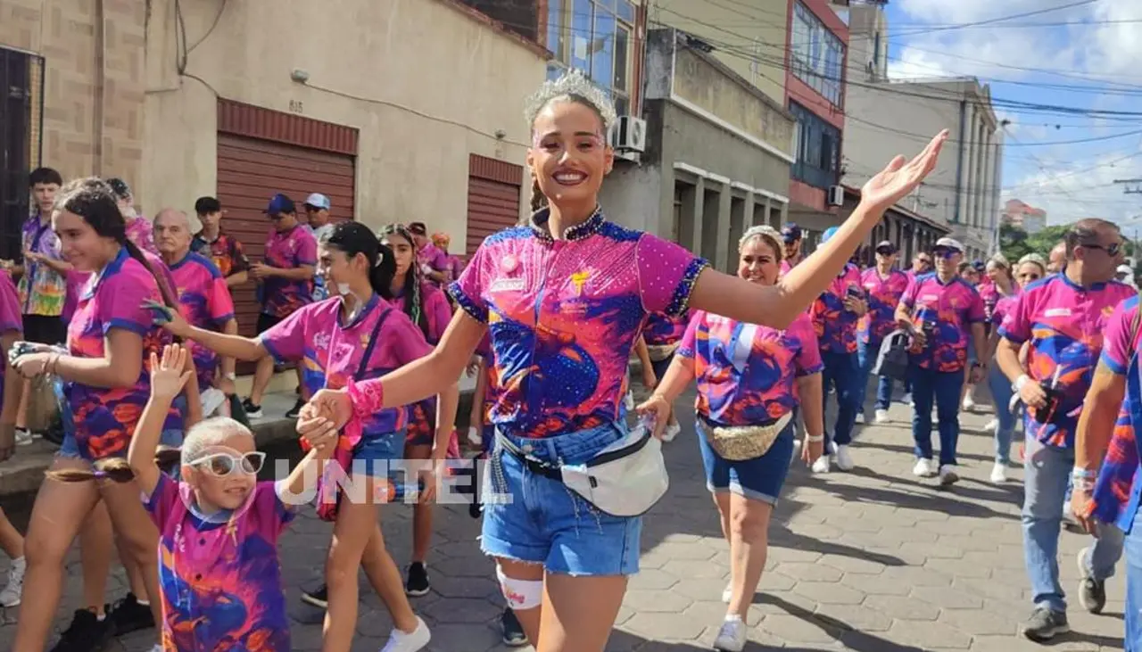 ¡Qué viva la reina del Carnaval! Camila I enciende el corazón del Casco Viejo cruceño