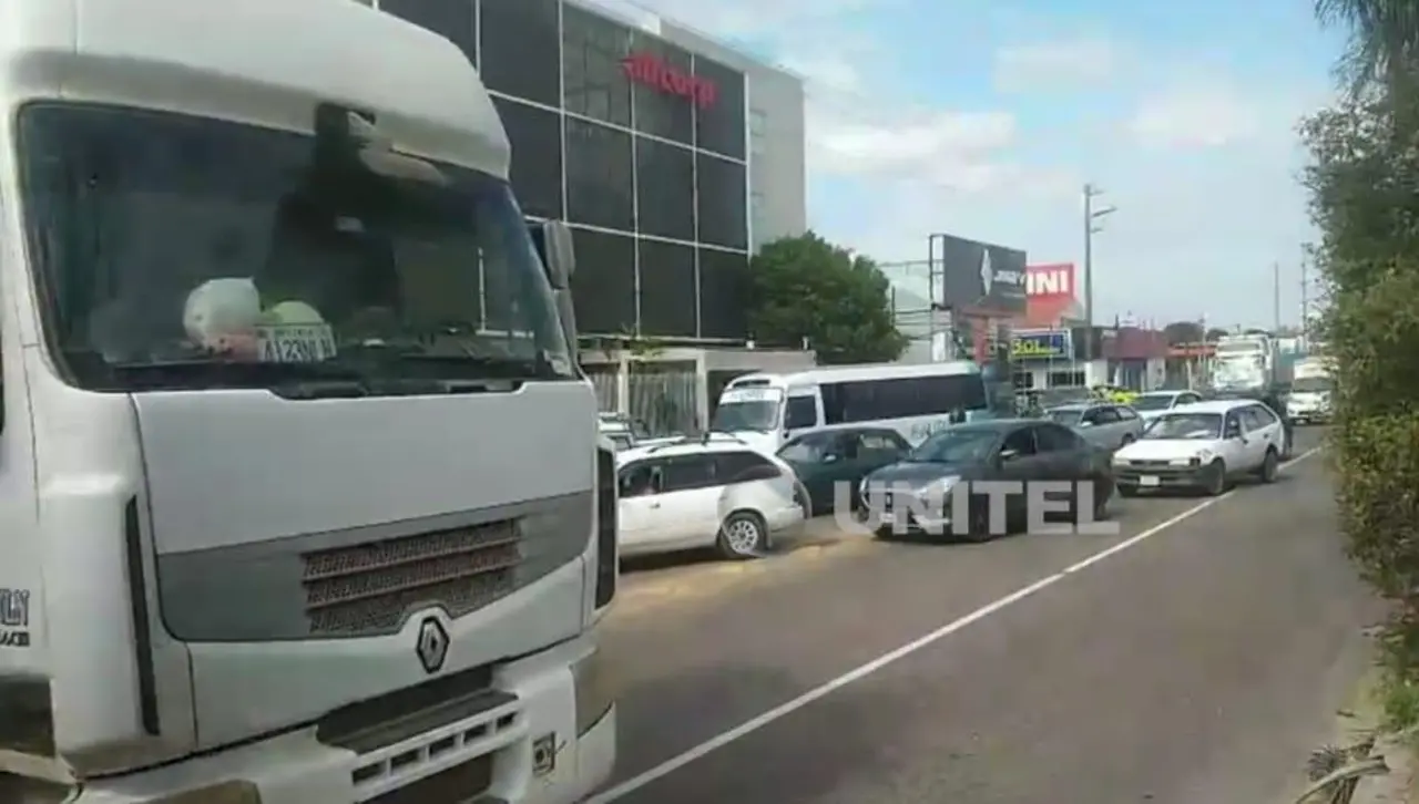 Con camiones bloquean la zona norte de Santa Cruz de la Sierra en reclamo por la falta de combustible
