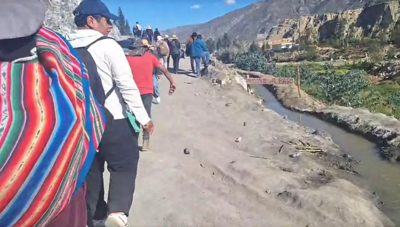 Familias paceñas que caminan horas por alimento denuncian que bloqueadores les quitan parte de sus compras