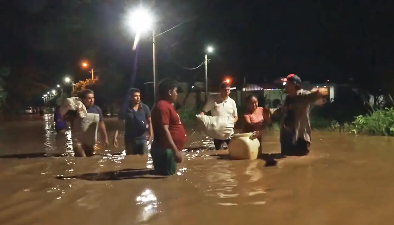 El río Piraí se desborda en Montero y provoca evacuación de varias familias