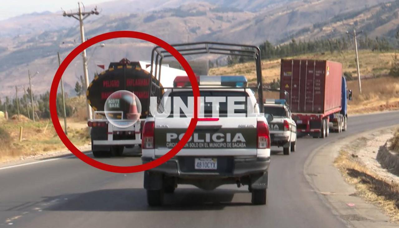 Video: Delante de dos patrullas, cisterna invade carril y estuvo a punto de provocar accidente