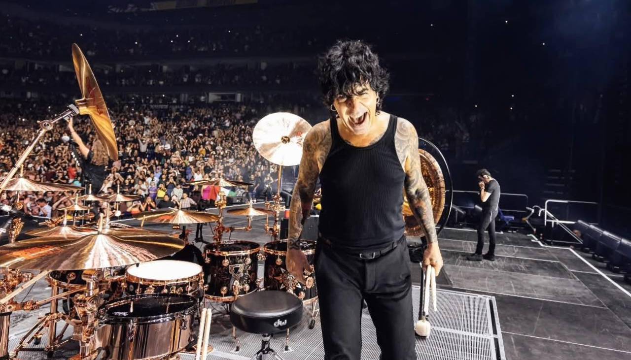 Video: Alex González baterista de Maná sufre una caída en pleno concierto