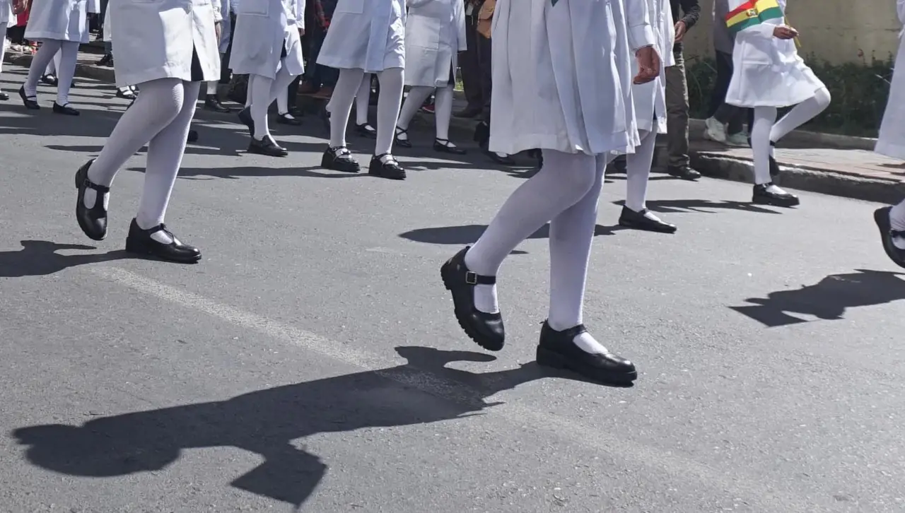 Cae el sujeto que tomaba fotografías ilegales a estudiantes en un desfile de La Paz 