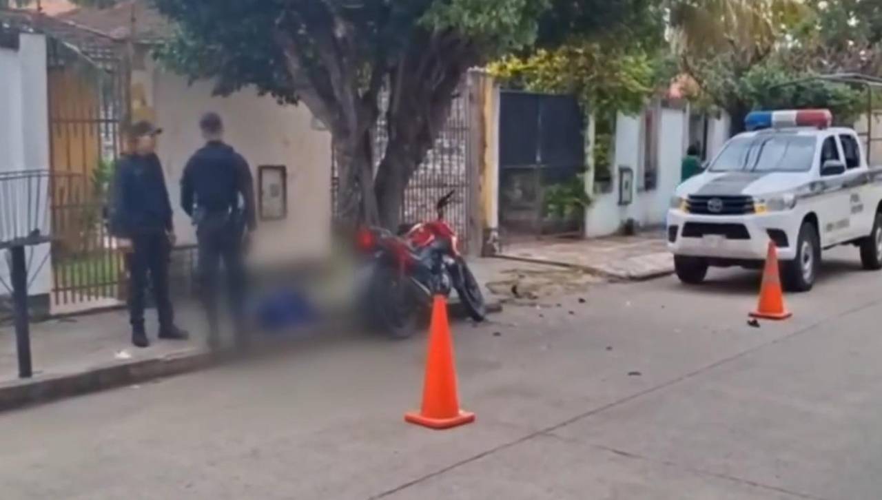 Un motociclista muere al impactar de forma violenta contra un árbol en Santa Cruz