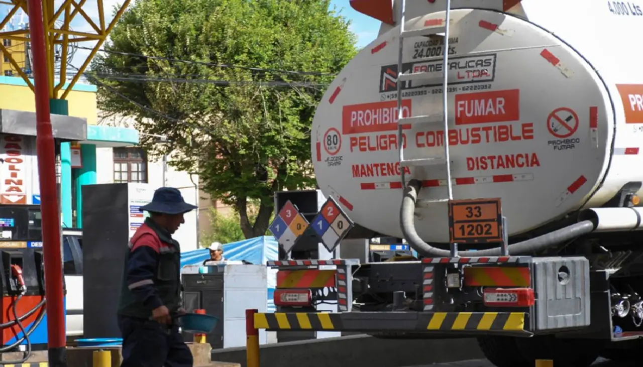 En medio del anuncio de YPFB, surtidores advierten reducción del 40% en programación de combustibles