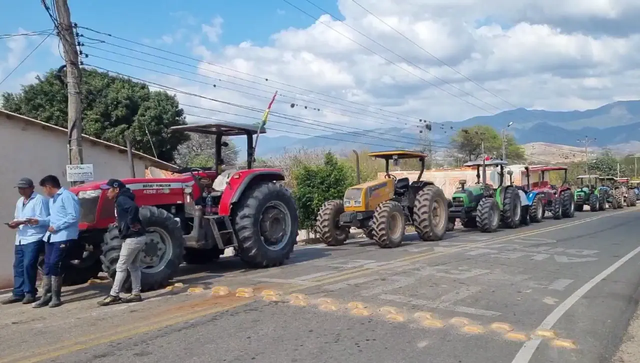 Tras tractorazo por falta de diésel, en los valles cruceños exigen audiencia con el ministro de Hidrocarburos